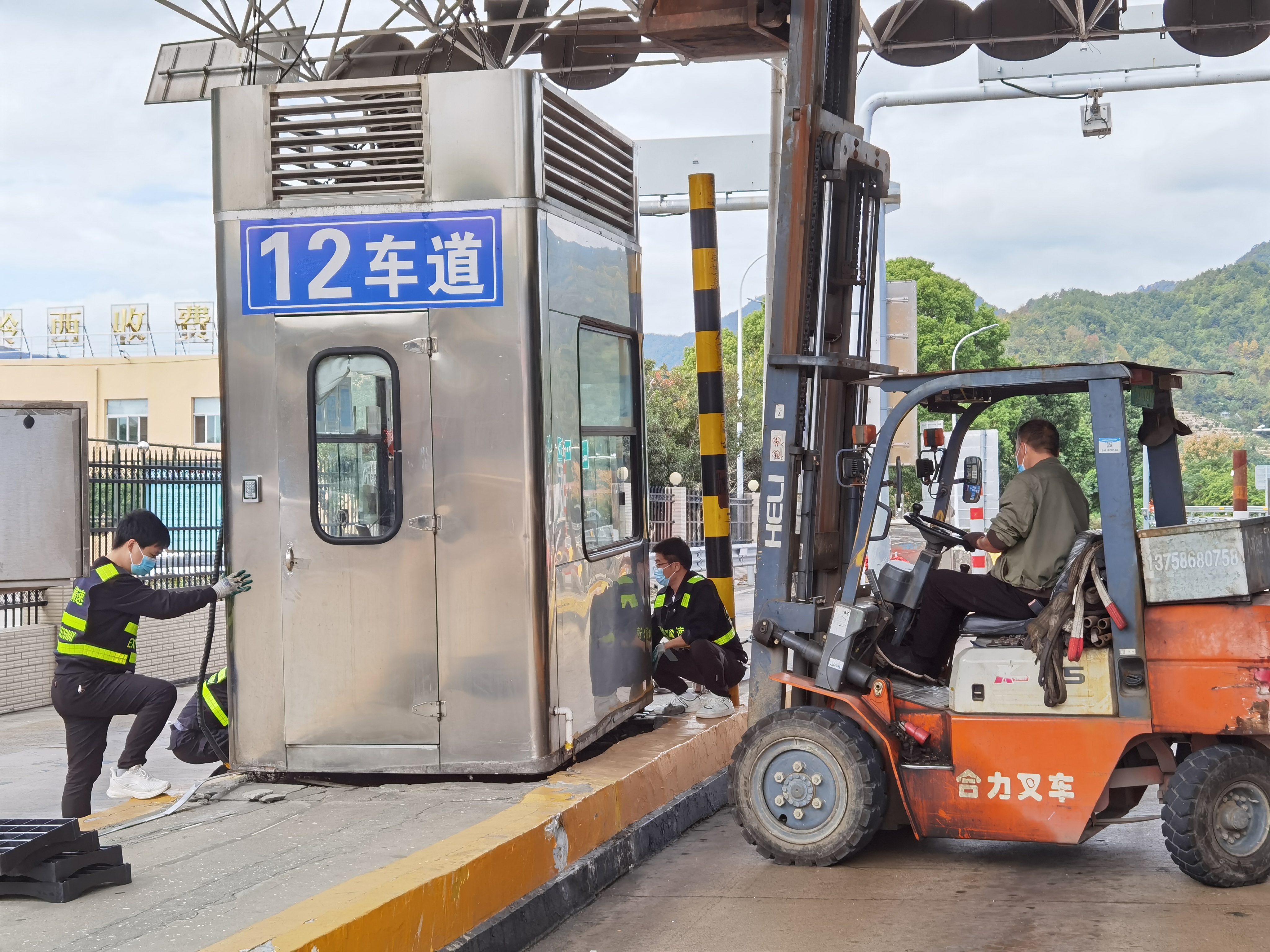 20221025維養(yǎng)中心、施救中心聯(lián)合對崗亭進行搶修1——鄭霞霞拍攝.jpg